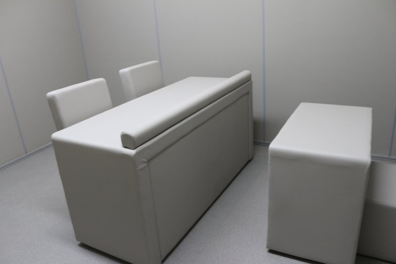 佳木斯市审讯室阻燃防撞软包桌椅案例